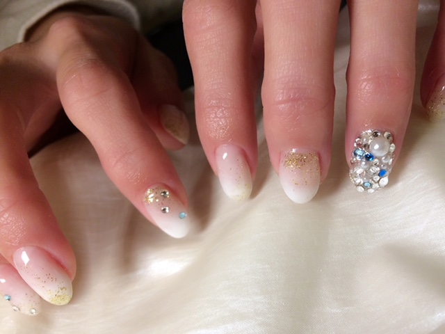 ホワイトグラデーション×ビジューネイル