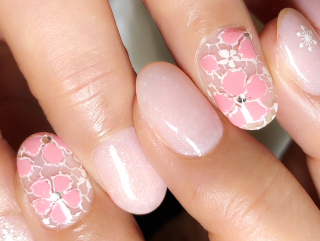 ピンクネイルポイントでフラワーレースを