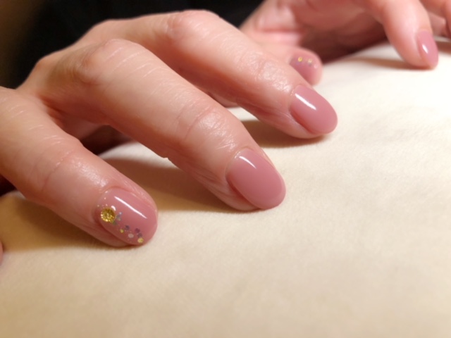 大人ピンクのネイルコインスタッズがキラリ