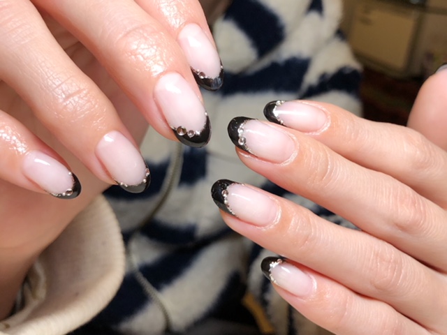 ブラックカラーもフレンチならさりげない