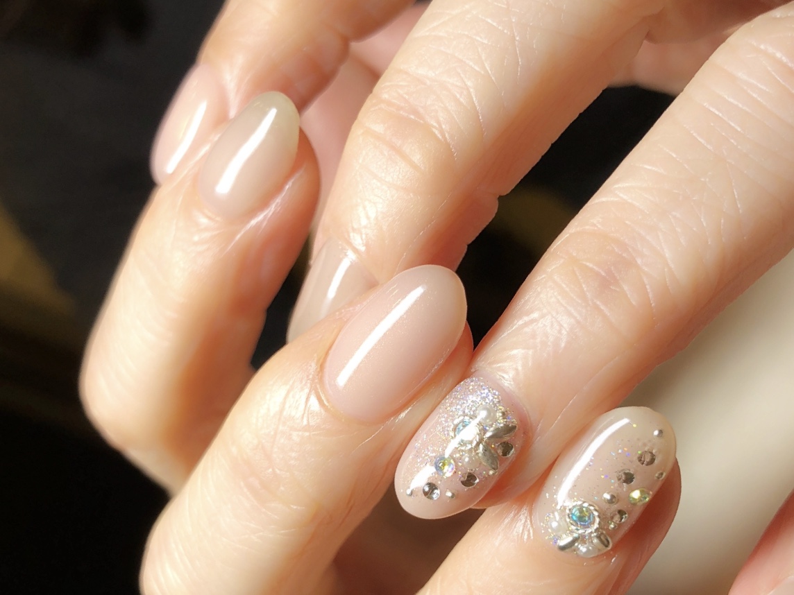 ヌーディーカラーラメホロでアクセント