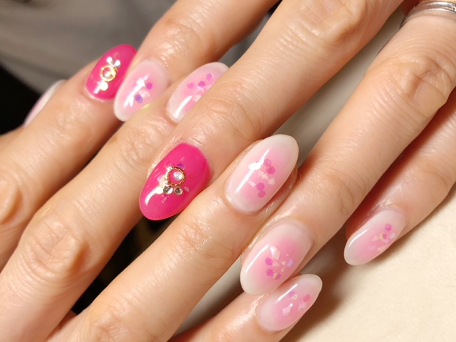 チークネイルビビットなピンクがアクセント