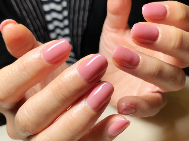 ピンクネイル濃いめなのに肌馴染み抜群