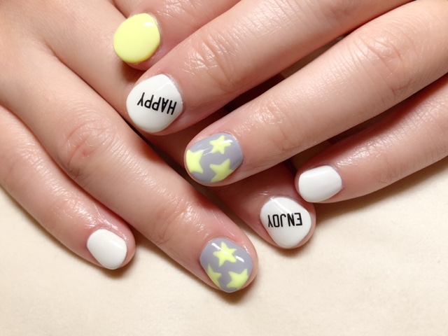 ポップなネイルカラーと星にこだわって