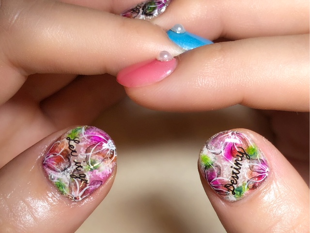 たらしこみフラワーネイルデザインはお客様のお持ち込み