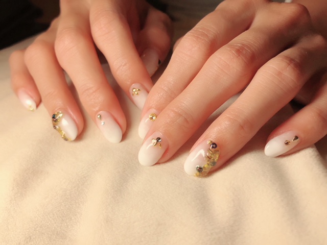 ホワイトグラデーションネイル