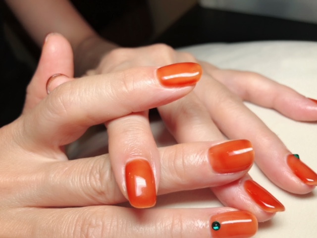 スクエアカットネイルシアーなダークオレンジ