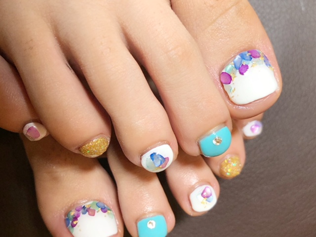 ホワイト×ブルーでお任せネイルシェルストーンが人気！