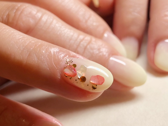 イエローネイル赤いシェルがアクセント