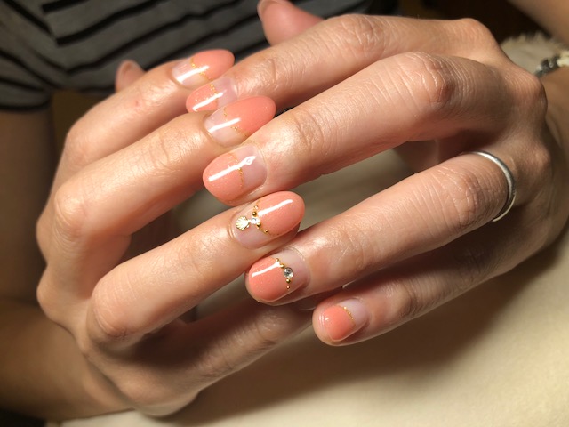 コーラルピンクのバルーンフレンチネイル