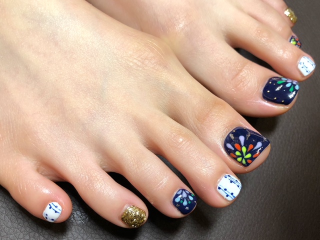 花火ネイル足元にもお祭り気分を