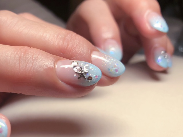 水色のグラデーションネイル夏を感じるパーツ