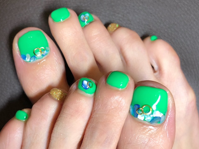 ライトグリーンのフットネイル