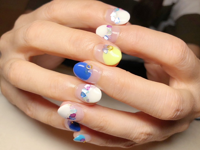 夏カラーでバルーンフレンチネイル
