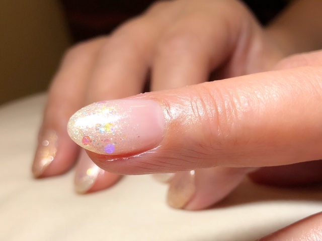 ラメとホログラムのネイル