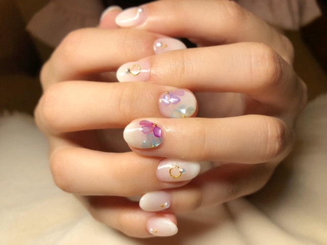 ウェディングネイルホワイトグラデーションとお花