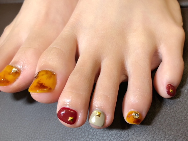 べっ甲アートのフットネイル