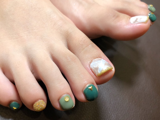 大理石アートとカモフラカラーのフットネイル