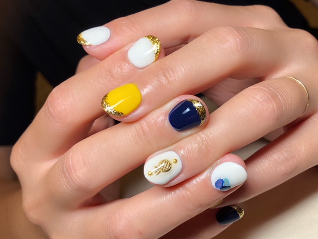 夏カラーのネイル