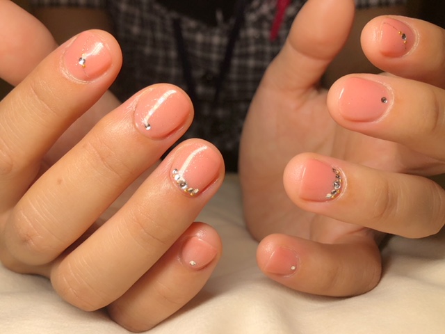 コーラルピンクのネイル