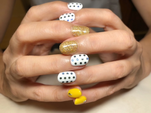 夏カラーとドットネイル