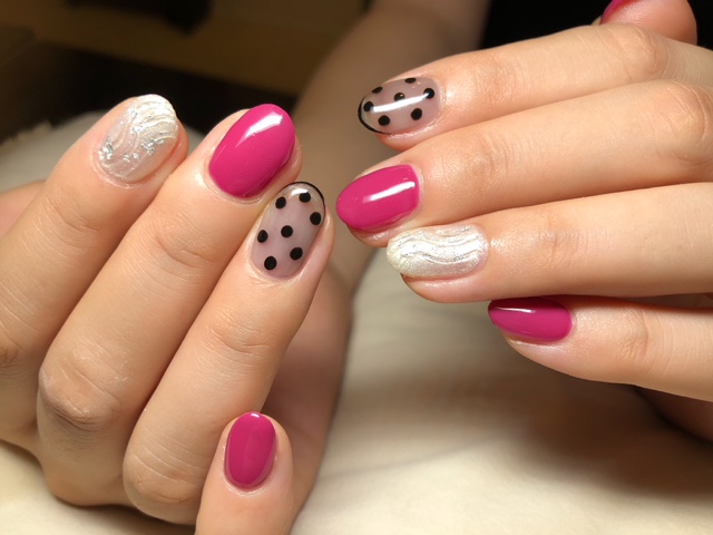 シアーブラックのドットネイル