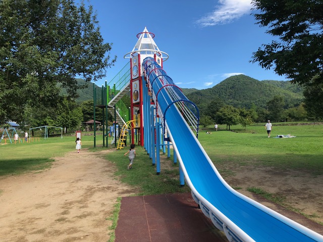会津の公園子ども心くすぐる滑り台