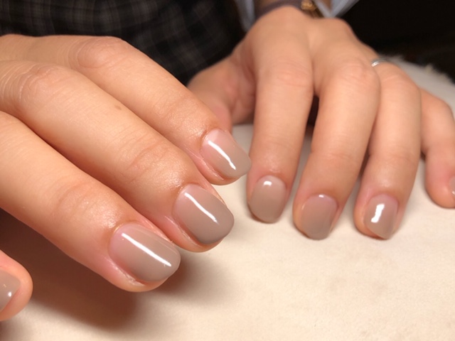 グレージュカラーのグラデーションネイル