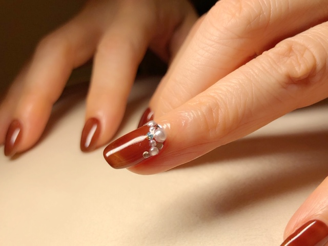 シアーブラウンのネイル