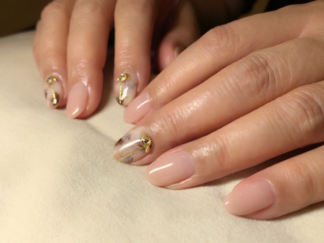 ホワイトべっ甲のネイル