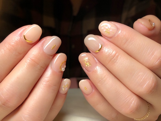 ベージュネイル×ゴールドアート