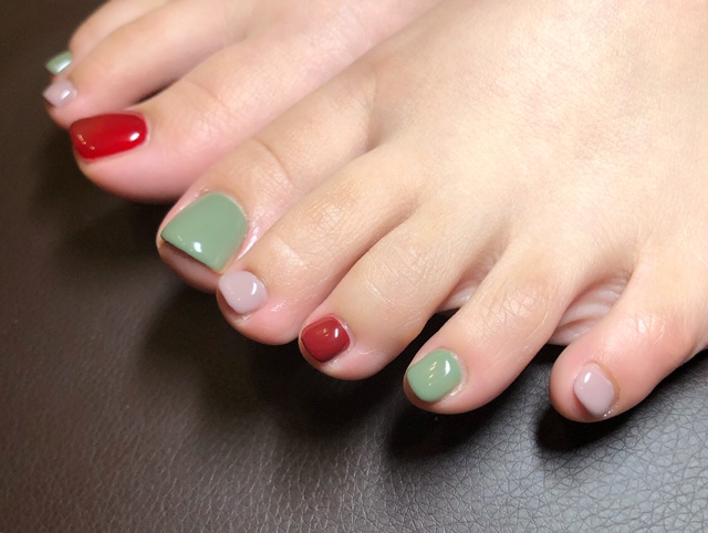 くすみカラーのフットネイル