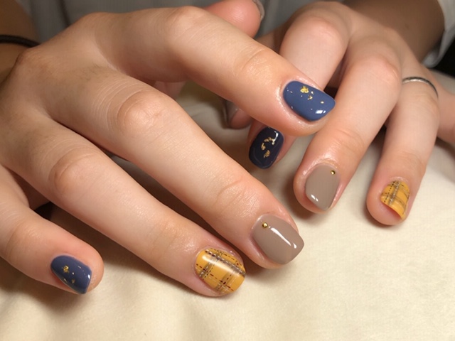 秋色ブルーとステッチチェックネイル