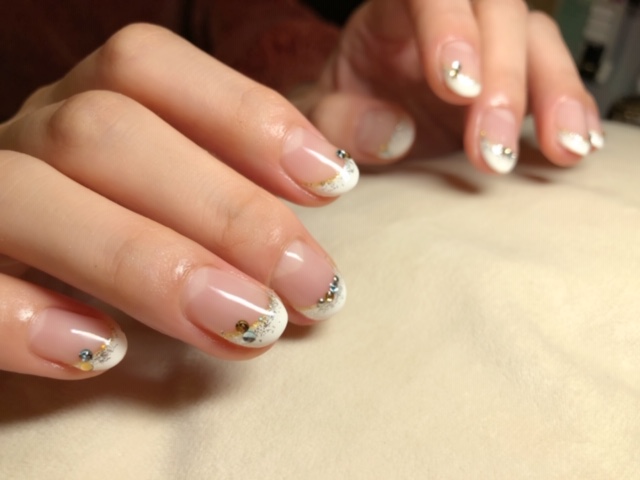 白フレンチネイルとキラキラ