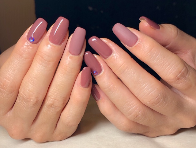 くすみピンクと質感マットコートのネイル