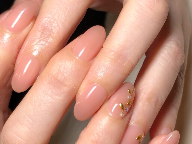 肌馴染みの良いピンクとリーフアート