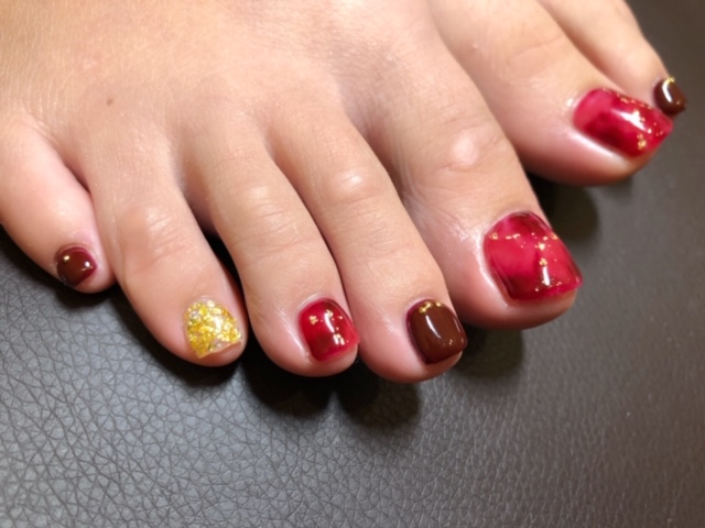 赤べっ甲のフットネイル