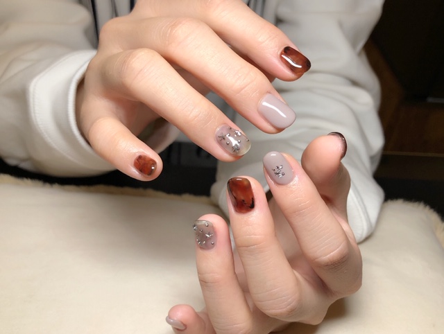 濃いめべっ甲柄×シアーカラーネイル