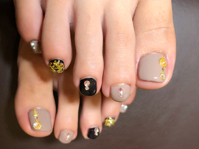 フットネイルベージュとブラックでシックに