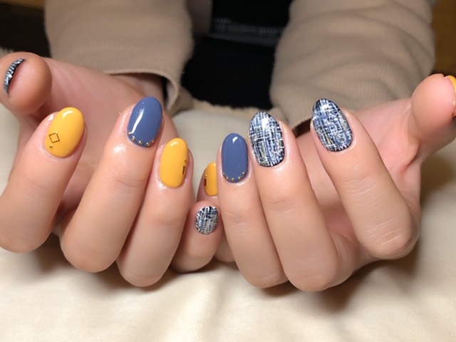 くすみカラーとツイードネイル