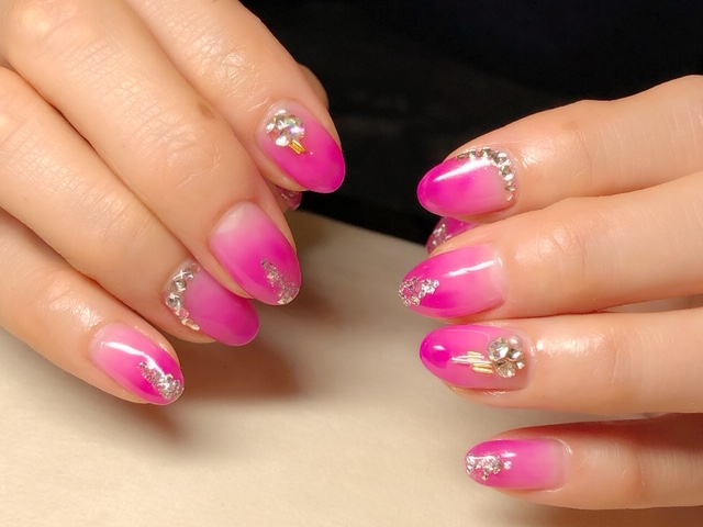 ビビットピンクでクリスマスネイル