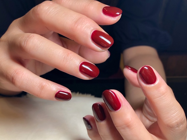 ダークレッドのワンカラーネイル