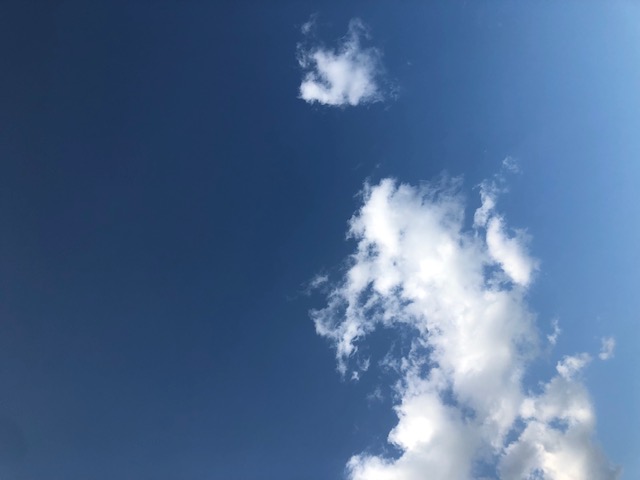 会津の春の青空
