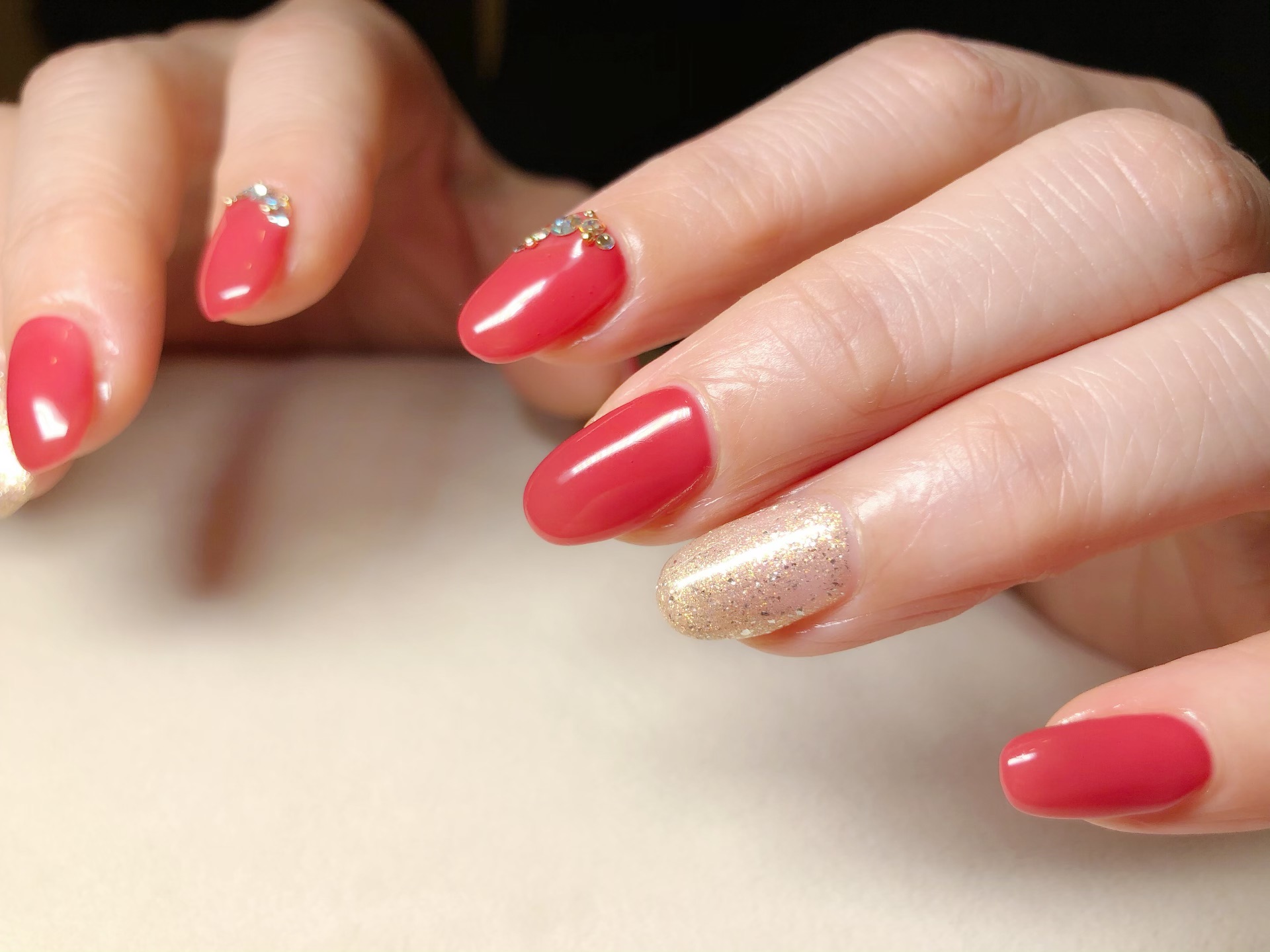 クリア系のレッドカラーネイル