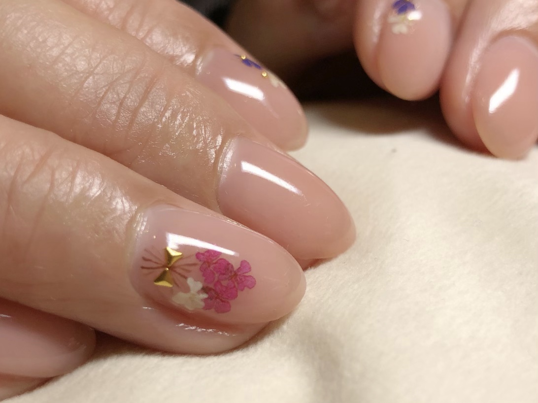ナチュラルカラー×押し花ネイル