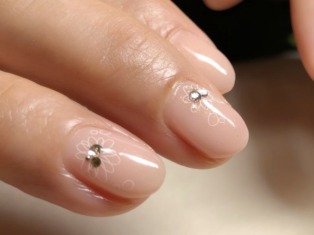 肌なじみカラー×フラワーネイル
