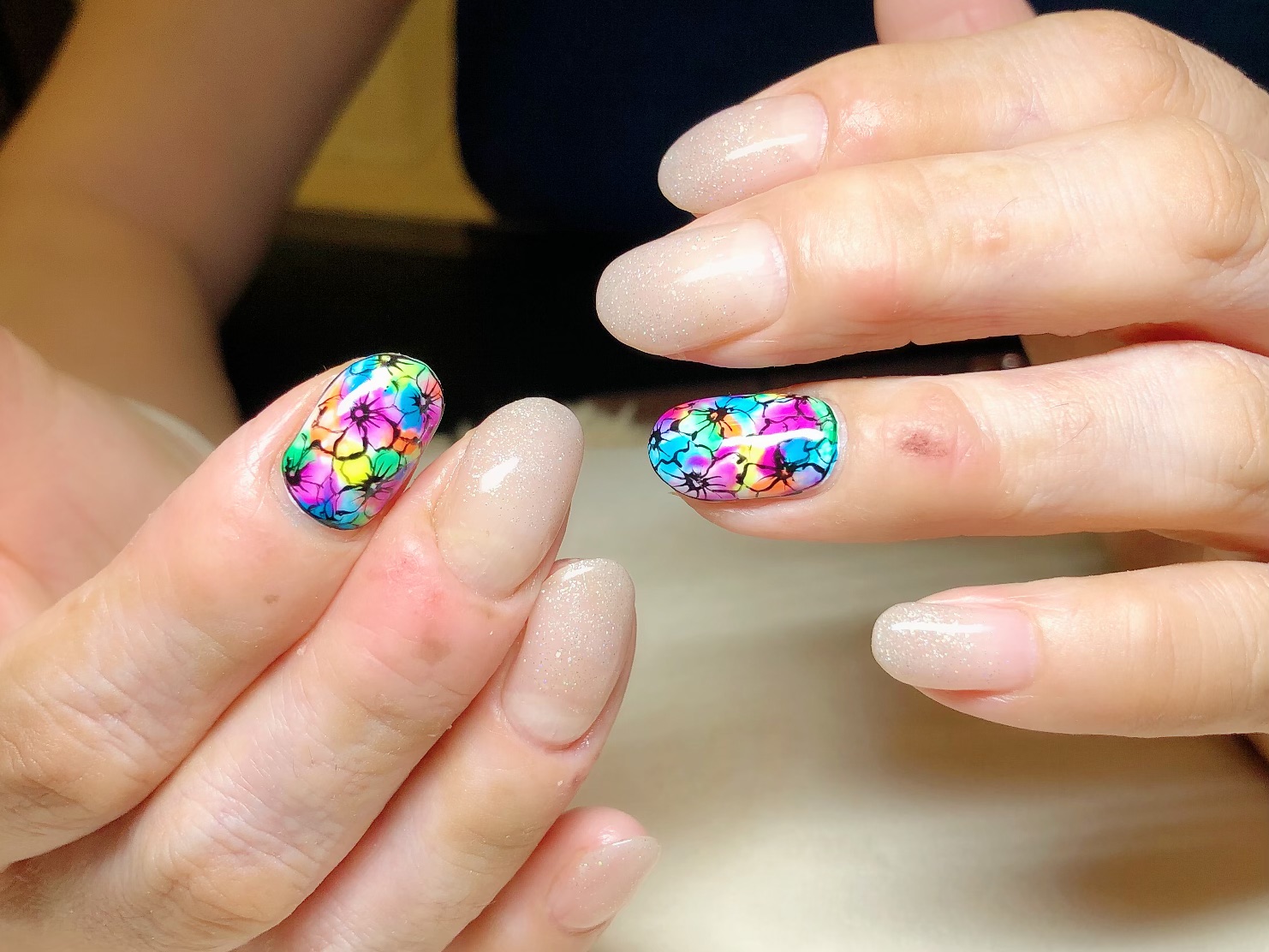 ネオンフラワー手描きアートネイル