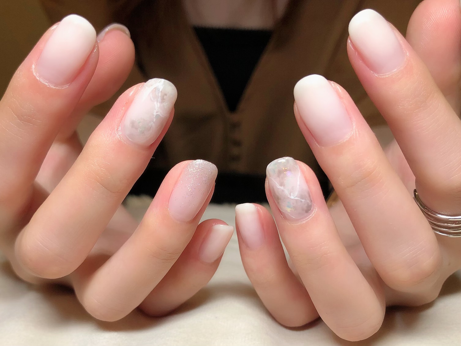 ベージュネイル×天然石風アート
