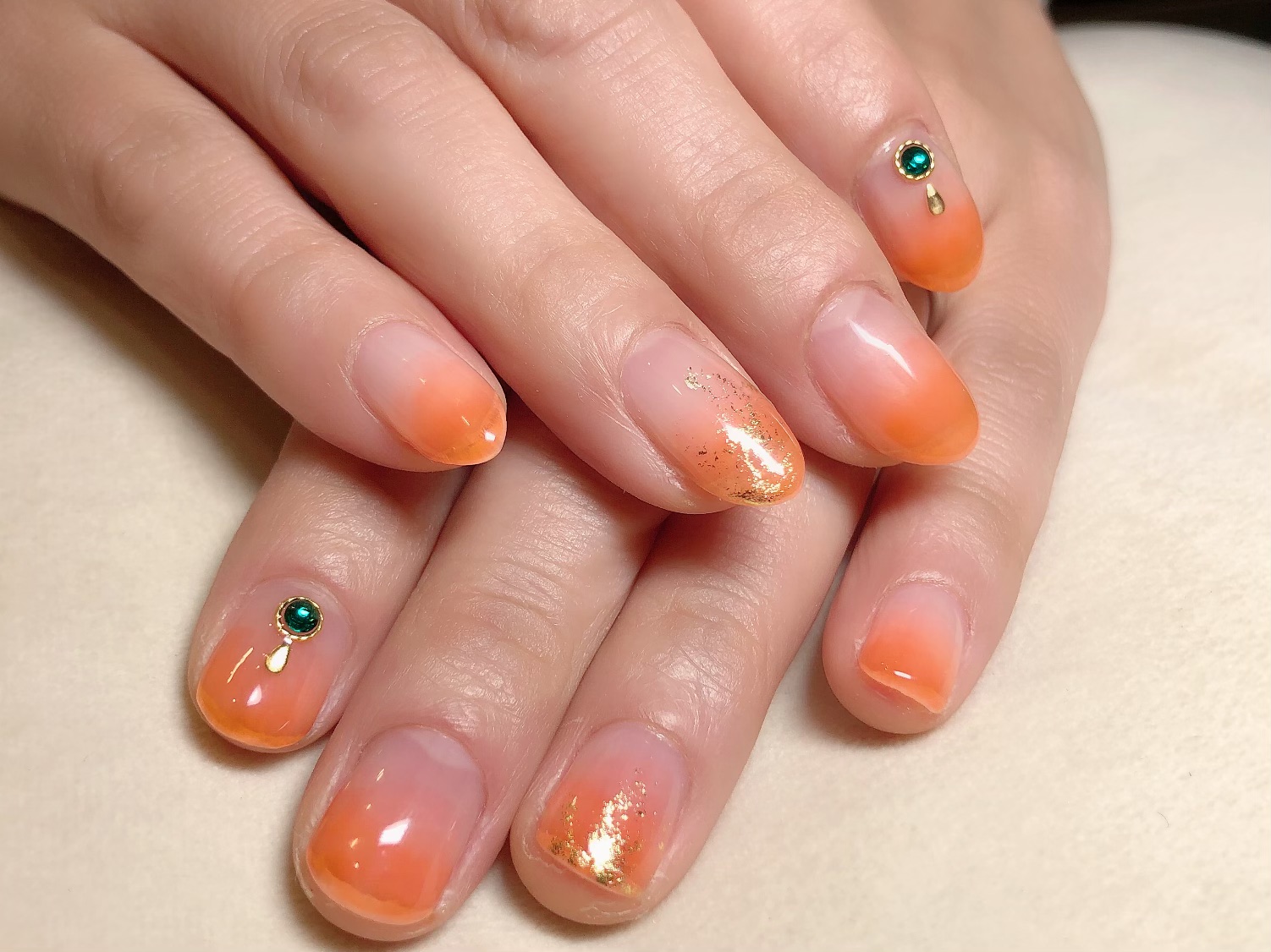 クリアオレンジのグラデーションネイル