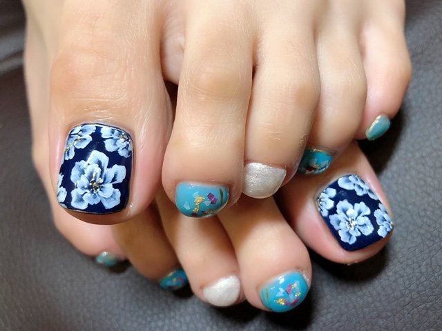 手描きフラワー×ネイビーネイル